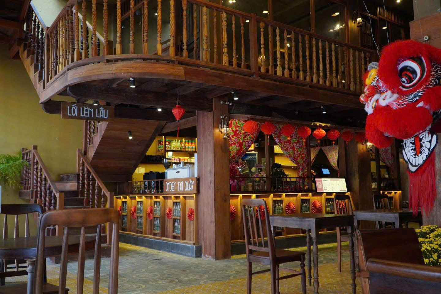 Không gian quầy order và cầu thang gỗ Mê Coffee and Tea