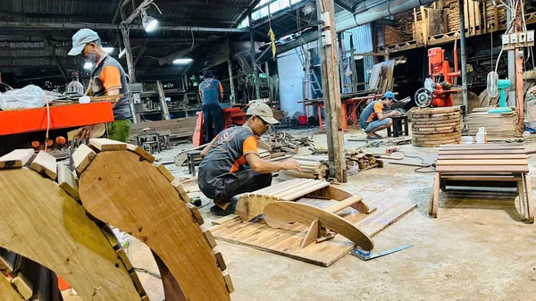 Chế tác công phu các chi tiết khung ghế gỗ cho dự án quán cafe