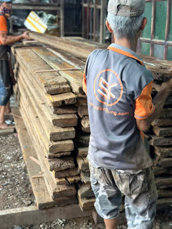 Kho bãi gỗ nguyên liệu tự nhiên của Salonthung tại Quận 12